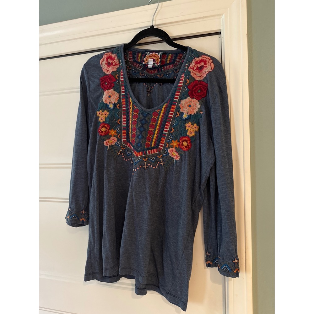Johnny Was Top Tee Size Medium Blue Floral Embroidered 3/4 Sleeve Scoop Neck